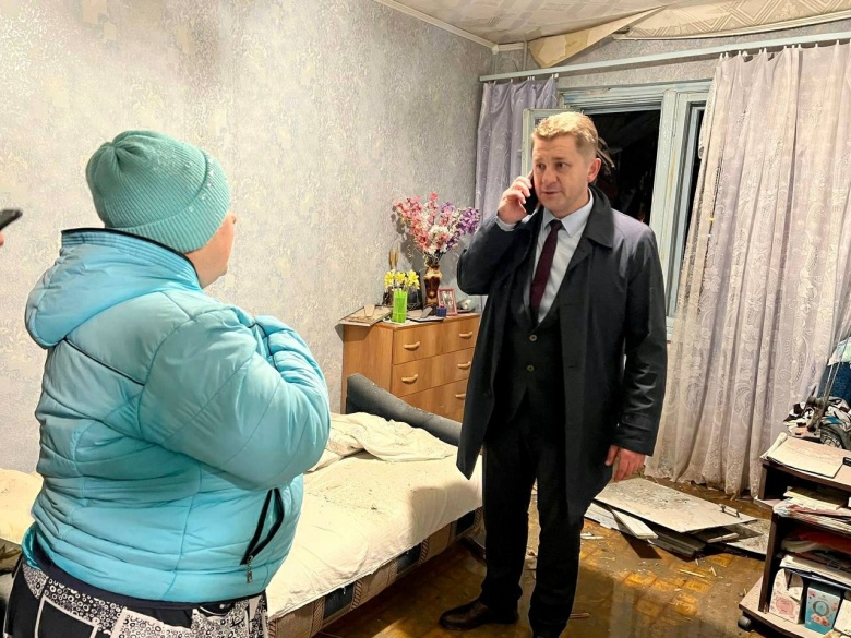 Мэр Белгорода Валентин Демидов в квартире, пострадавшей от взрыва в городе. Фото: t.me / v_v_demidov / Global Look Press