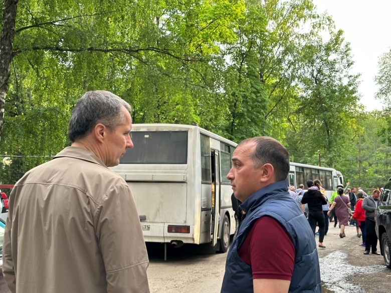Губернатор Белгородской области Вячеслав Гладков на эвакуации жителей села Середа. Фото: телеграм-канал «Настоящий Гладков»