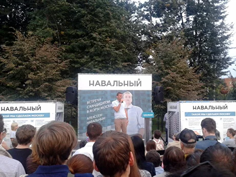 Navalny meets with voters during the Moscow mayoral race. Zelenograd, August 2013. Source: Wiki Commons